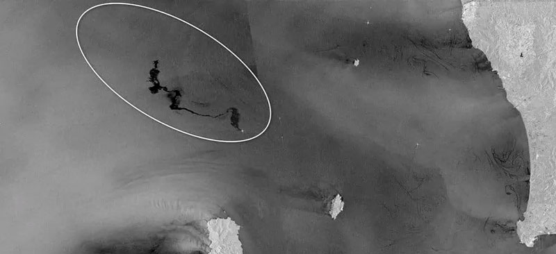 تصویر مربوط به ماهواره سنتینل 1 است که لکه های نفتی به طول 35 کیلومتر را که بر اثر برخورد دو کشتی در دریای مدیترانه در سال 2018 ایجاد شده شناسایی کرده است.